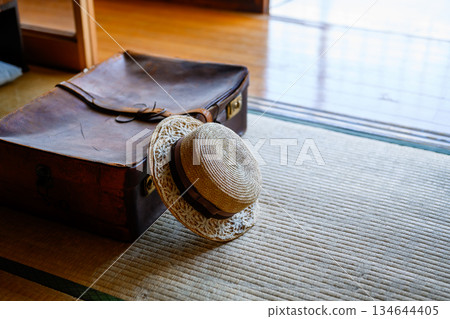 舊包和草帽 134644405