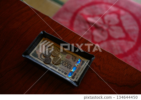 日式房間裡，一張桌子上放著日圓。 134644450