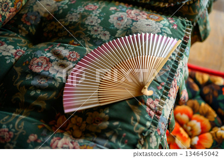 日本扇子和花卉布料 日本扇子和花卉布料 134645042