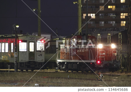夜幕降臨，盤越東線機霸110系列車停靠在郡山站的側線上。 134645686