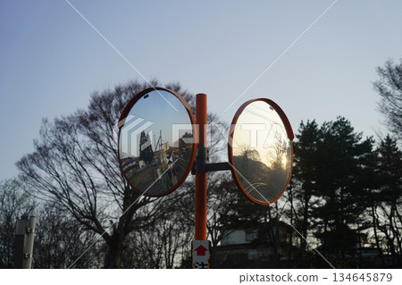 凸面鏡中映照的日落 134645879