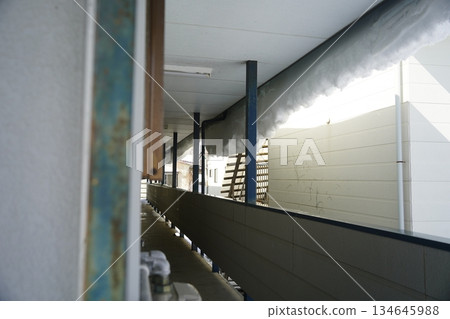 躺在屋頂上的雪 134645988