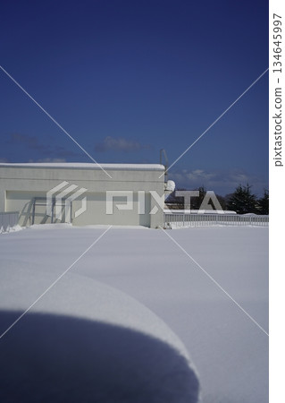 積雪覆蓋的屋頂 134645997