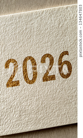 金箔閃耀的日本紙上印著“2026” | 奢華新年背景紋理 134647803