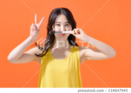 做和平標誌的婦女 做和平標誌的婦女 134647945