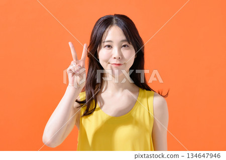 做和平標誌的婦女 134647946