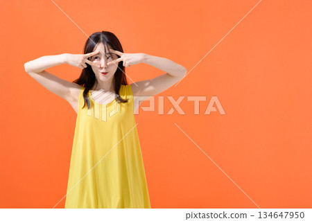 做和平標誌的婦女 做和平標誌的婦女 134647950