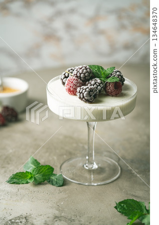 Dessert panna cotta Dessert panna cotta 134648370