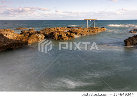 上磯鳥居和海景的長時間曝光照片 上磯鳥居和海景的長時間曝光照片 134649344