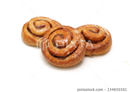 Cinnamon roll on white background 134650381