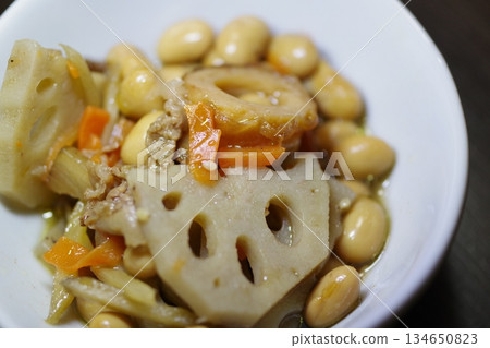 Delicious boiled lotus root 134650823