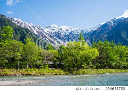 Refreshing Kamikochi "The snow-capped Hotaka mountain range and the clear Azusa River" (Matsumoto City, Nagano Prefecture) Refreshing Kamikochi "The snow-capped Hotaka mountain range and the clear Azusa River" (Matsumoto City, Nagano Prefecture) 134651760