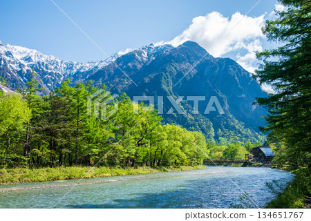 Refreshing Kamikochi "The snow-capped Hotaka mountain range and the clear Azusa River" (Matsumoto City, Nagano Prefecture) Refreshing Kamikochi "The snow-capped Hotaka mountain range and the clear Azusa River" (Matsumoto City, Nagano Prefecture) 134651767