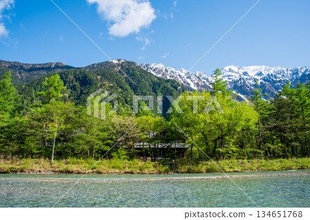 Refreshing Kamikochi "The snow-capped Hotaka mountain range and the clear Azusa River" (Matsumoto City, Nagano Prefecture) Refreshing Kamikochi "The snow-capped Hotaka mountain range and the clear Azusa River" (Matsumoto City, Nagano Prefecture) 134651768