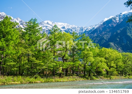 Refreshing Kamikochi "The snow-capped Hotaka mountain range and the clear Azusa River" (Matsumoto City, Nagano Prefecture) Refreshing Kamikochi "The snow-capped Hotaka mountain range and the clear Azusa River" (Matsumoto City, Nagano Prefecture) 134651769