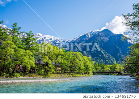 清爽的上高地「白雪皚皚的穗高山脈和清澈的梓川」（長野縣松本市） 134651770