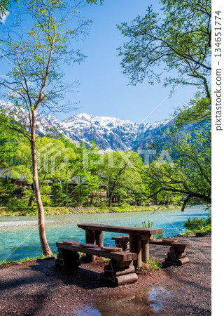 上高地壯麗景色:「白雪皚皚的穗高山脈和清澈的梓川」(長野縣松本市) 上高地壯麗景色:「白雪皚皚的穗高山脈和清澈的梓川」(長野縣松本市) 134651774