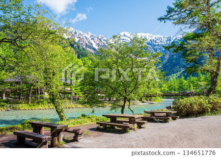 上高地壯麗景色：「白雪皚皚的穗高山脈和清澈的梓川」（長野縣松本市） 134651776