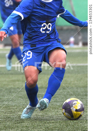 運球的足球運動員 134653301