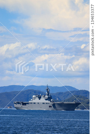一艘護航艦艇在瀨戶內海航行 一艘護航艦艇在瀨戶內海航行 134653377