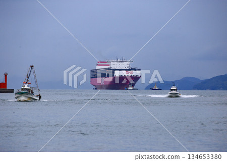 Cargo ship in port 134653380