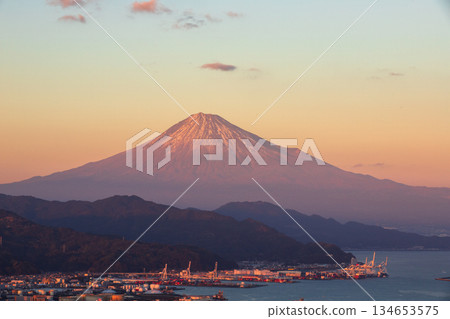 從日本平眺望黃昏時的富士山 134653575