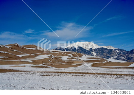 雪覆蓋的沙丘和山脈 134653961
