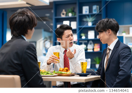 A businessman having a drinking party with his subordinates 134654041