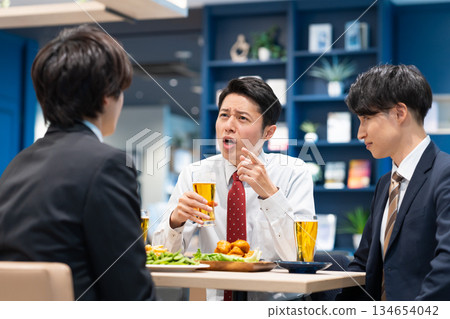 一位商人與下屬們舉行飲酒聚會 134654042