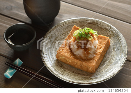 炸豆腐配磨碎的小沙丁魚 134654204