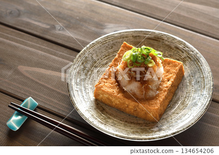 炸豆腐配磨碎的小沙丁魚 134654206