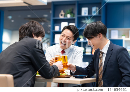 一位中年商人與下屬們舉行飲酒聚會 134654661