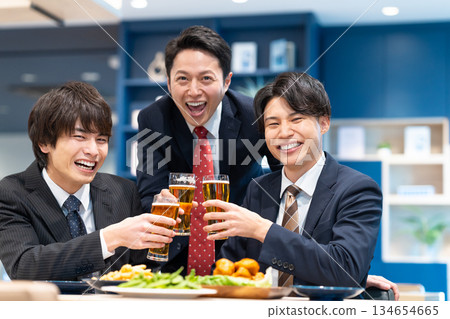 一位中年商人與下屬們舉行飲酒聚會 134654665