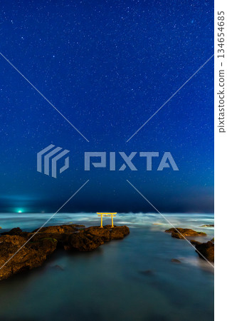 Starry sky at the Oarai Isosaki Shrine and the Kamiiso Torii Gate in Ibaraki 134654685