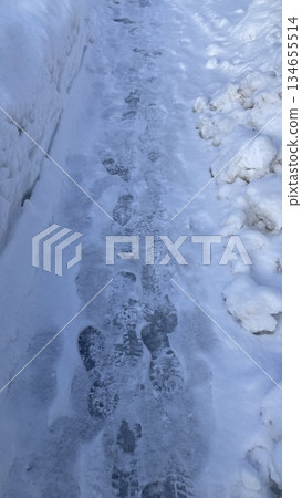 Snowy road 134655514