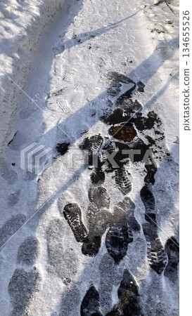 Snowy road 134655526