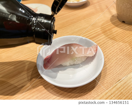 日本壽司。黃尾魚握著壽司，上面舖有新鮮的黃尾魚刺身。 134656151