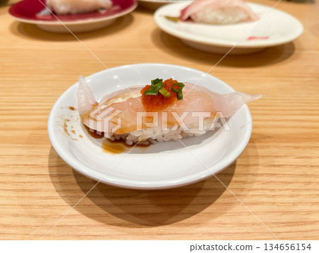 日本壽司。新鮮絲鰭魚握壽司。 134656154