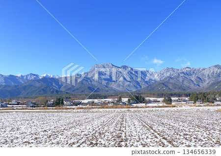 冬季安曇野鄉村和北阿爾卑斯山 冬季安曇野鄉村和北阿爾卑斯山 134656339