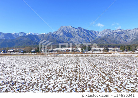 冬季安曇野鄉村和北阿爾卑斯山 冬季安曇野鄉村和北阿爾卑斯山 134656341