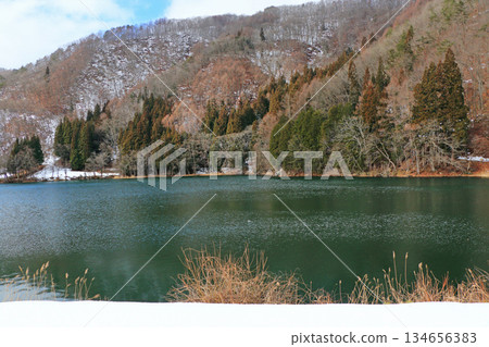 Lake Nakatsuna in early winter 134656383