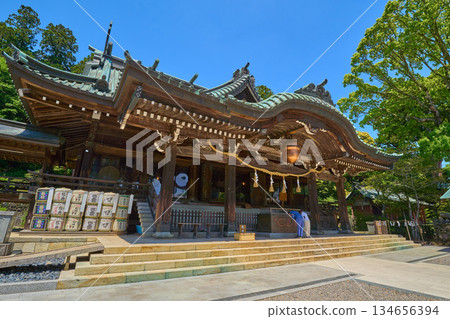 春天,茨城縣筑波市筑波山神社的禮拜殿和信眾的景象 春天,茨城縣筑波市筑波山神社的禮拜殿和信眾的景象 134656394
