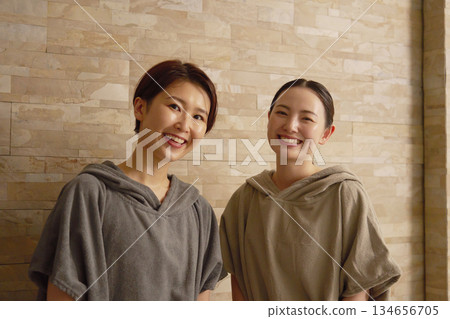 兩名女子正在使用桑拿 134656705