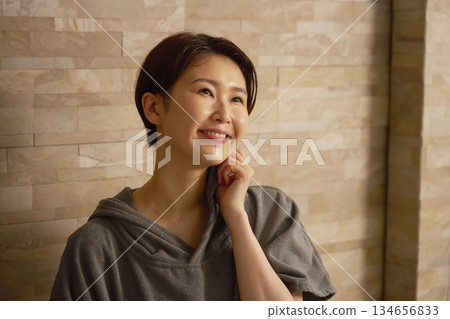 woman doing sauna 134656833