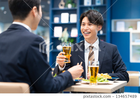 年輕的商人正在喝啤酒 年輕的商人正在喝啤酒 134657489