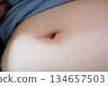 胖女人的肚子，肚子，肉，脂肪，體型 134657503