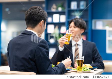 商人在餐廳喝啤酒 134657675