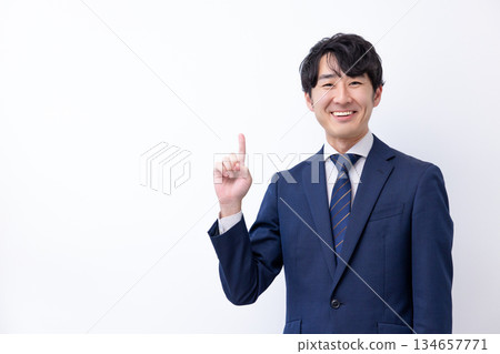 一個穿著西裝的男人的肖像 134657771