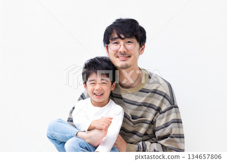 男孩和他父親的家庭合影 男孩和他父親的家庭合影 134657806