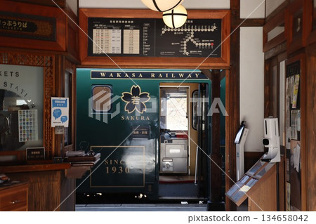 若狹鐵道若狹站的檢票口和若狹列車,至今仍保留著昭和時代的氛圍。 若狹鐵道若狹站的檢票口和若狹列車,至今仍保留著昭和時代的氛圍。 134658042